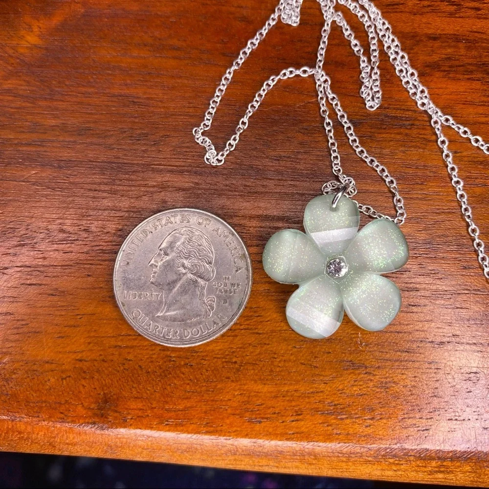 NWOT Mint Flower Necklace